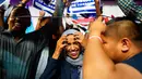 Ilhan Omar bersama pendukungnya merayakan kemenangan putaran pertama pemilihan Distrik Kongres ke-5 di Minneapolis, AS, Selasa (14/8). Wanita 36 tahun kelahiran Somalia ini meninggalkan Tanah Airnya pada 1991. (Mark Vancleave/Star Tribune via AP)