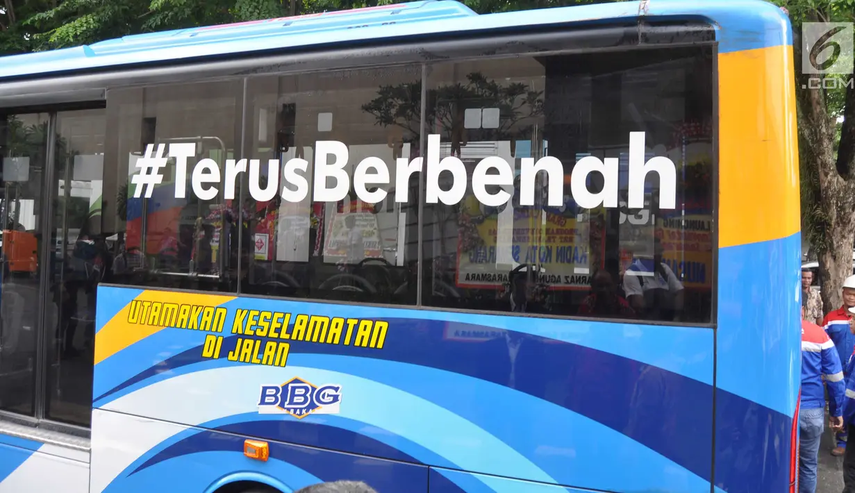 Sebuah bus usai mengisi Bahan Bakar Gas (BBG) saat  launching "Program Konventer Gas BRT Trans Semarang" di Pelataran Parkir Patra Jasa Semarang, Rabu (9/1). Sejumlah bus mulai beralih menggunakan BBG pada bus sedang (medium) . (Liputan6.com/Gholib)