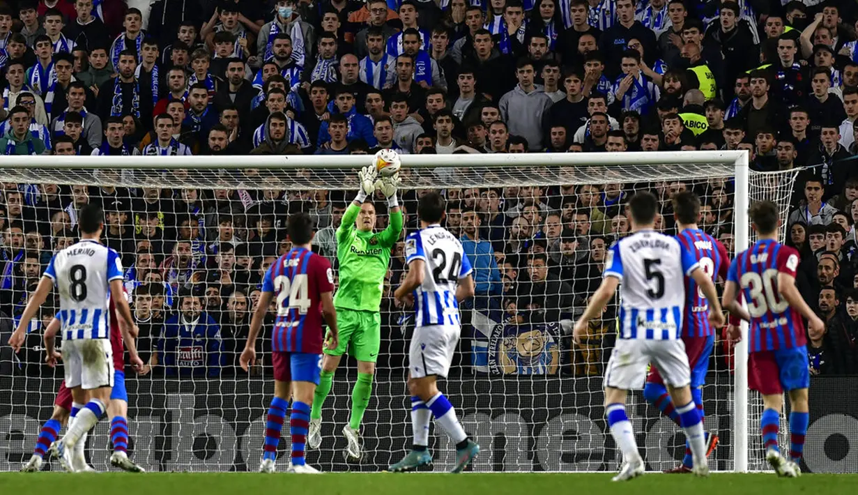 <p>Penjaga gawang Barcelona Marc-Andre ter Stegen menyelamatkan bola saat melawan Real Sociedad pada pertandingan Liga Spanyol di Reale Arena Stadium, San Sebastian, Spanyol, 21 April 2022. Barcelona menang 1-0. (AP Photo/Alvaro Barrientos)</p>