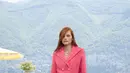 Karya-karya dari Creation Studio ini membawa napas baru pada elegansi yang santai. Seperti gaun-gaun taffeta dengan rumbai pendek dalam warna pastel seperti peach, pink, dan biru, mengingatkan pada refleksi air danau. Nuansa warna matahari, kuning, oranye, hingga coklat tanah, mewarnai setelan tweed dan gaun malam, menangkap nuansa hangat dan penuh cahaya dari villa klasik Italia tersebut.  [Dok/Chanel].