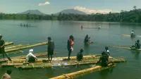 Warga mencari ikan di Danau Kerinci. (Liputan6.com/Bangun Santoso)