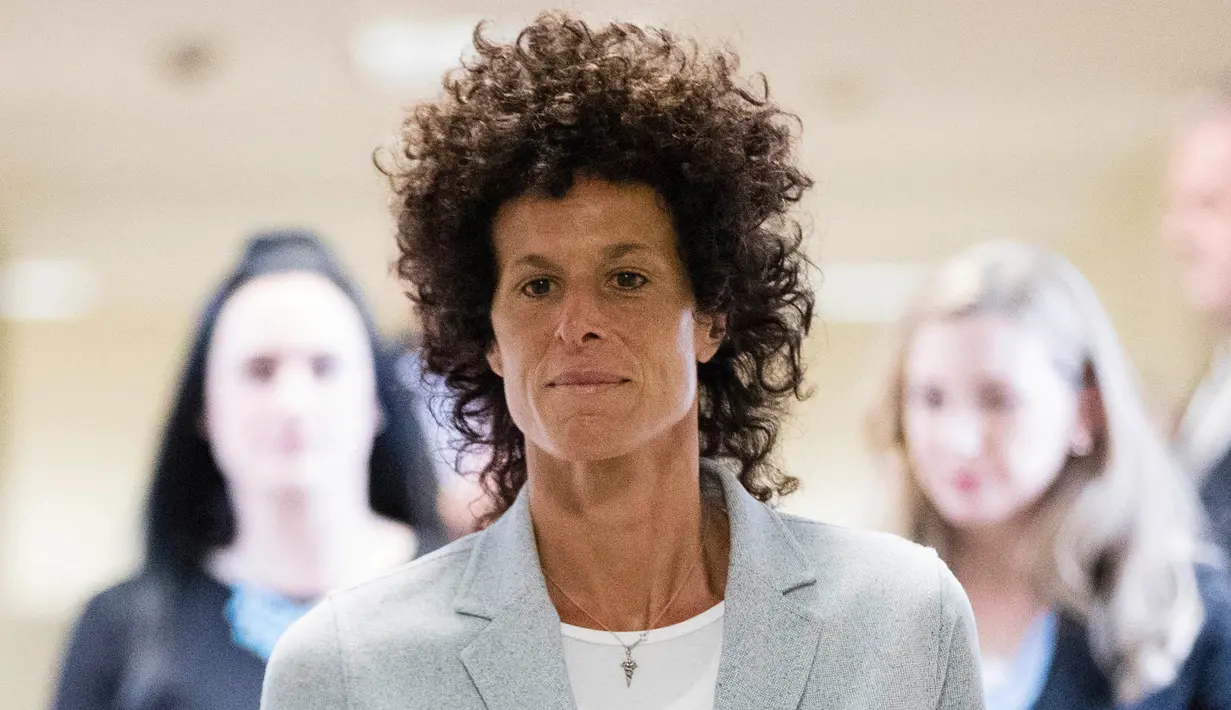 Andrea Constand usai bersaksi di pengadilan kekerasan seksual Bill Cosby di Pengadilan Montgomery di Norristown, (6/6). Cosby dituduh memberikan obat-obatan dan melalukan penyerangan seksual ke Constand pada tahun 2004. (AP Photo/Matt Rourke, Pool)