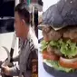 2 Pelajar SMK termasuk pelajar perempuan di Bogor ditangkap saat razia tawuran, hingga menu burger hitam jumbo untuk lomba 17 Agustus.