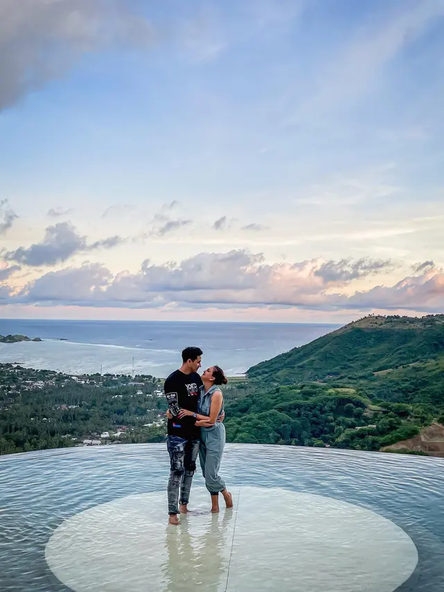 Potret Mesra Darius Sinathrya dan Donna Agnesia