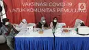 Vaksinator menyuntikkan vaksin Sinovac kepada warga di area TPST Bantargebang, Kota Bekasi, Jumat (29/10/2021). Pihak penyelenggara menyediakan 1000 dosis untuk vaksinasi pertama maupun kedua bagi masyarakat dan komunitas pemulung di sekitar TPST Bantargebang. (Liputan6.com/Helmi Fithriansyah)