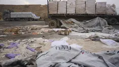 Truk yang mengangkut bantuan kemanusiaan untuk warga Palestina di Gaza terlihat rusak dan terparkir di dekat perbatasan dengan Jalur Gaza di dekat pos perbatasan Kissufim, selatan Israel, Rabu 13 Agustus 2025. (AP Photo/Ariel Schalit)