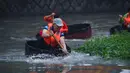 Warga desa berpartisipasi dalam kontes mendayung ember di Desa Quanxin, Kota Huzhou, Provinsi Zhejiang, China, Selasa (23/6/2020). Ember purun tikus (water chestnut) merupakan alat kerja tradisional yang dimiliki setiap rumah tangga di kota-kota perairan di China. (Xinhua/Xu Yu)