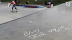 Sebuah tulisan mengotori area Skate Park RPTRA Kalijodo, Jakarta, Sabtu (15/6/2019). Beberapa coretan dari orang yang tidak bertanggung jawab mulai mengotori salah satu arena bermain di RPTRA Kalijodo. (Liputan6.com/Helmi Fithriansyah)