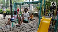 Anak-anak bermain di RPTRA Bonti, Jakarta, Jumat (5/11/2021). Yayasan Nexus 3 menilai ada puluhan tempat bermain di Jakarta yang biasa disebut Ruang Publik Terpadu Ramah Anak (RPTRA) tidak ramah anak lantaran belum bebas zat logam timbal. (Liputan6.com/Faizal Fanani)