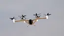 Penerbangan uji coba ini berlangsung pada 17 November 2025, menempuh rute 17 menit dari Helipad Dubai Jetman di Margham menuju Bandara Internasional Al Maktoum (DWC), tempat Dubai Airshow diadakan. Tampak dalam foto, sebuah taksi udara listrik Joby melakukan pertunjukan terbang di Bandara Internasional Al-Maktoum selama Pameran Udara Dubai 2025 pada 17 November 2025. (Giuseppe CACACE/AFP)