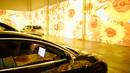 Orang-orang duduk di mobil mereka menikmati pameran seni Vincent Van Gogh di Toronto, Ontario, Kanada pada 3 Juli 2020. Pameran seni di masa pandemi Covid-19 mendatangkan ide kreatif para penyelenggara kegiatan dengan memamerkan hasil karya seni lewat konsep drive-in. (Cole BURSTON/AFP)