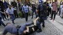 Polisi bentrok dengan pelajar di luar Parlemen Afrika Selatan di Cape Town, Rabu (21/10). Polisi anti huru hara menembakkan gas airmata kepada ratusan pelajar yang berdemonstrasi menentang rencana kenaikan uang sekolah. (REUTERS/Mark Wessels)