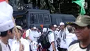Massa berkumpul di depan kendaraan taktis polisi saat aksi dukungan bagi Palestina di depan Kedubes AS, Jakarta, Minggu (10/12). Mereka memprotes keputusan Presiden Trump yang mengakui Yerusalem jadi Ibu Kota Israel. (Liputan6.com/Helmi Fithriansyah)