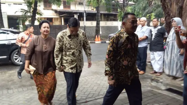 Menteri Koordinator Bidang Kemaritiman, Luhut Binsar Pandjaitan mengunjungi kediaman Gubernur Bank Indinesia, Perry Warjiyo. (Yayu Agustini Rahayu/Merdeka.com)