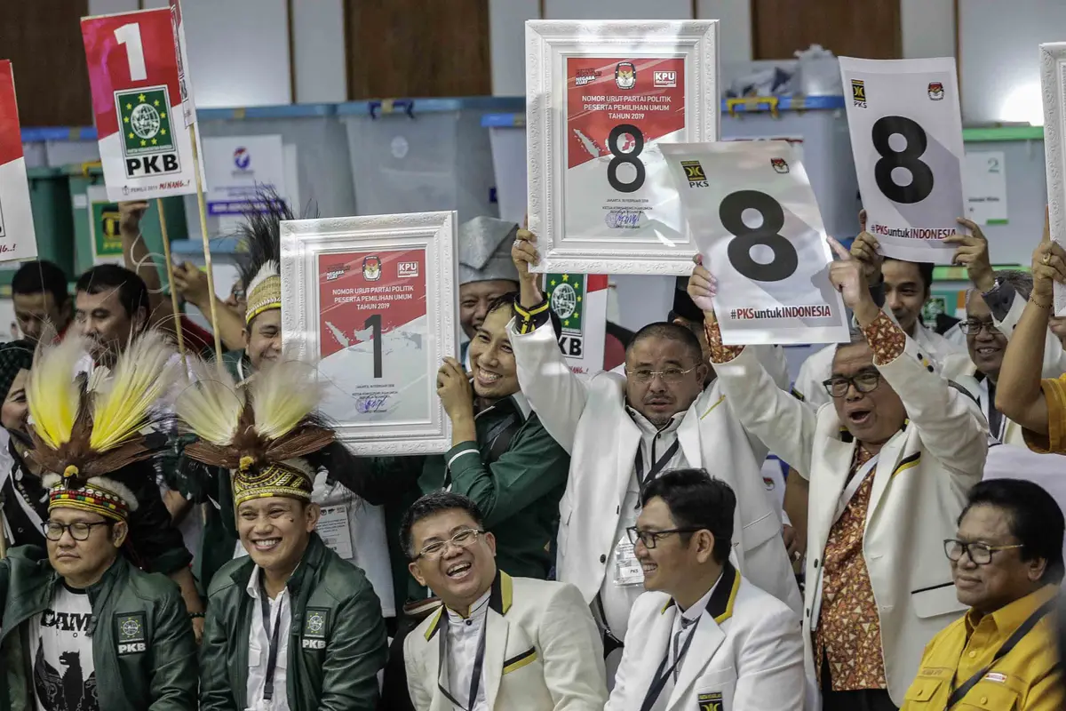 Tak Mau Kalah dengan Suporter Bola, Peserta Parpol Bawa Poster Nomor Urut