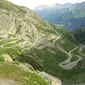 Foto jalan yang harus ditempuh sebelum ada terowongan Gotthard Base. Foto: Wikipedia