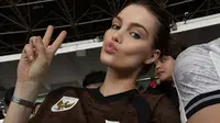 Luna Bijl, pacar Maarten Paes, nonton pertandingan kualifikasi Piala Dunia 2026 antara Timnas Indonesia vs Bahrain di SUGBK, 25 Maret 2025. (dok. Instagram @lunabijl/https://www.instagram.com/p/DHpGgDNhRRO/)
