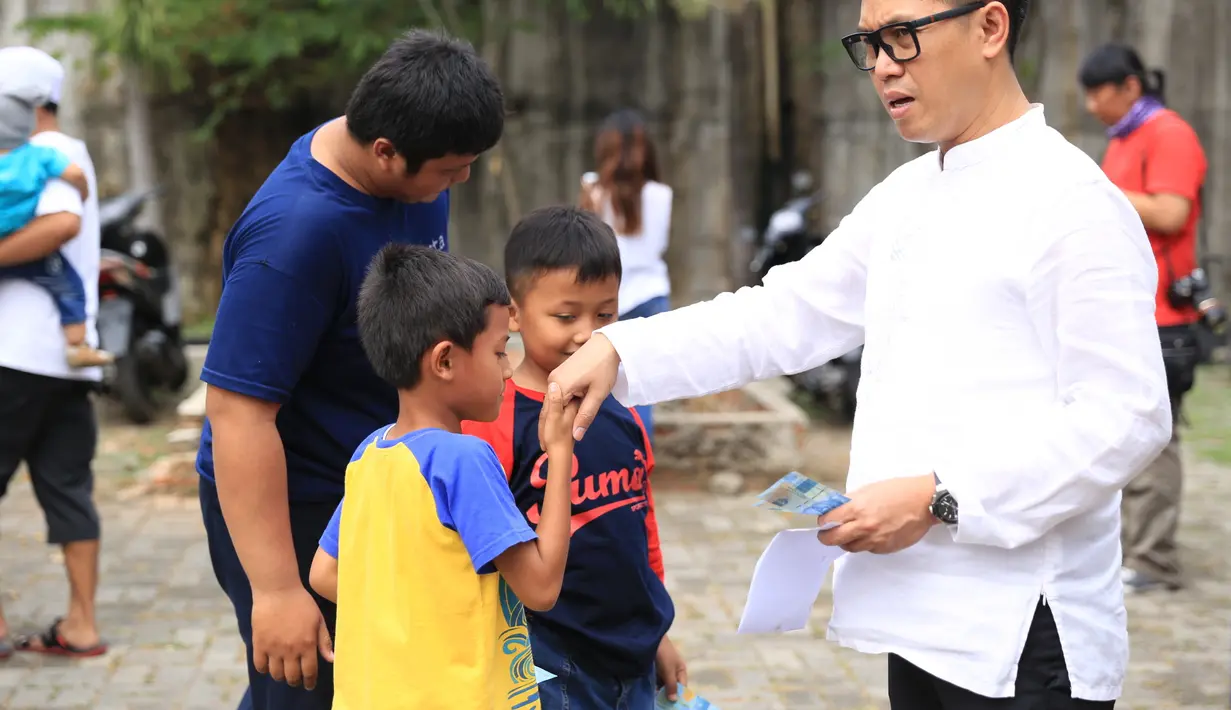 Sebelum acara penyembelihan hewan kurban, tak lupa komedian itu juga menyerahkan dan berdoa semoga sapi dan kambing yang dikurbankan bisa bermanfaat kepada banyak orang. (Adrian Putra/Bintang.com)