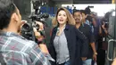 Aktris Nikita Mirzani saat tiba di SPK Polda Metro Jaya, Jakarta, Sabtu (29/10). Nikita Mirzani melaporkan Julia Perez atas dugaan pencemaran nama baik melalui sosial media yang menuduh telah memukul asisten Jupe. (Liputan6.com/Herman Zakharia)