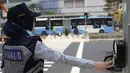 Petugas sedang menekan tombol di pelican crossing di kawasan Thamrin, Jakarta, Minggu (29/7). Pelican crossing di kawasan Thamrin sudah bisa di gunakan pengganti JPO yang akan dibongkar. (Liputan6.com/Herman Zakharia)