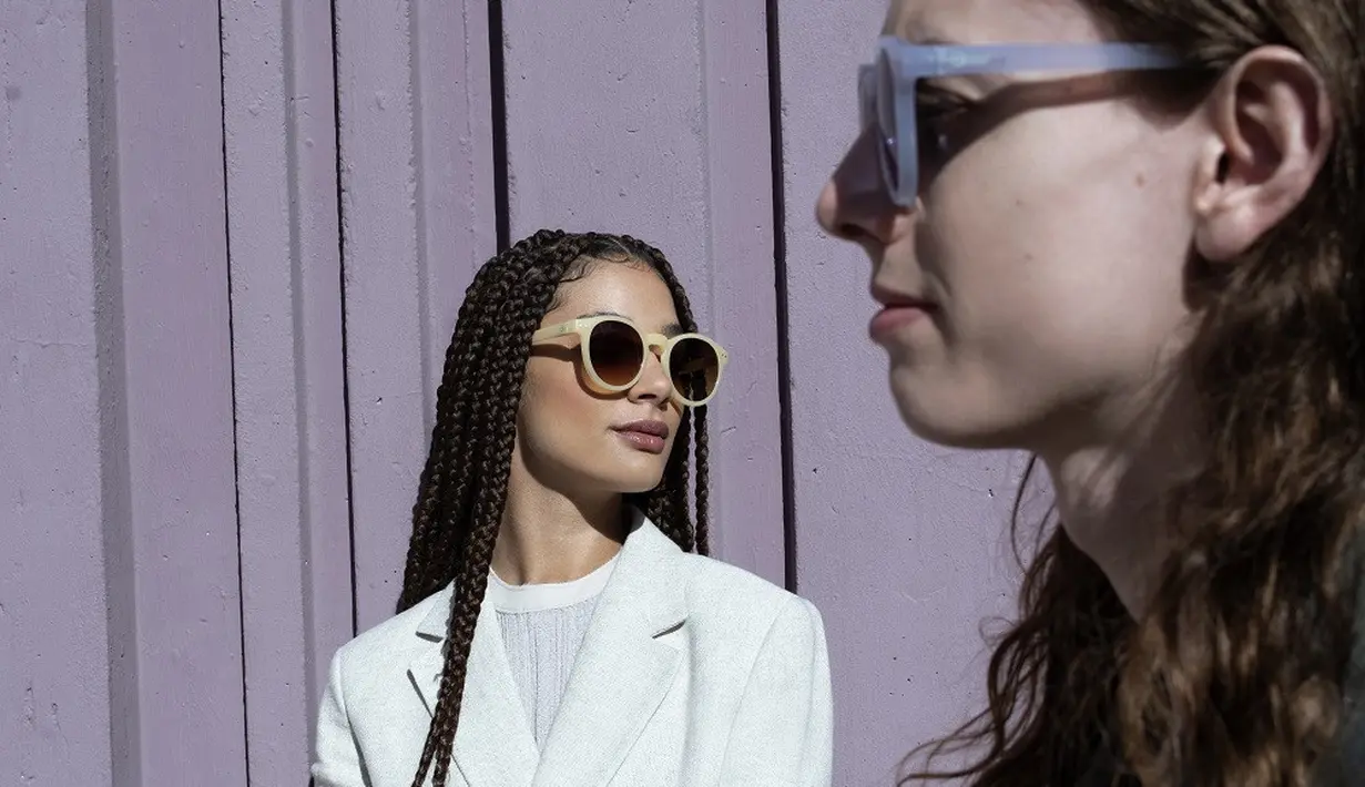 Izipizi Purple Sky memiliki warna ungu yang lembut. Permukaan bahan yang mengkilap, dilengkapi dengan lensa lavender. Foto: Document/Izipizi.