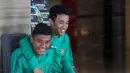 Mantan rekan setim di Arema Cronus, Beny Wahyudi dan Irsyad Maulana melepas rindu dengan bersenda gurau di hotel jelang laga melawan Malaysia. (Bola.com/Vitalis Yogi Trisna) 