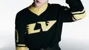 Suga BTS tampil eye catching dengan sweater didominasi warna kuning dan hitam dengan detail tulisan LV warna kuning di bagian depan dipadu bawahan hitam. Belt berlogo LV silver mebjadi point penting dalam tampilannya. @GQ_Korea.