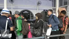 Petugas memeriksa tiket penumpang Kereta Api di Stasiun Senen, Jakarta, Jumat (9/9). Jelang libur panjang Hari Raya Idul Adha tiket Kereta reguler dan tambahan yang disiapkan PT Kereta Api Indonesia (KAI) telah habis terjual. (Liputan6.com/Yoppy Renato)