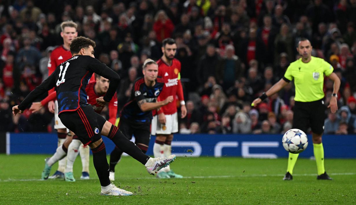 Striker FC Copenhagen, Jordan Larsson melakukan eksekusi penalti ke gawang Manchester United pada laga matchday ketiga Grup A Liga Champions 2023/2024 di Old Trafford Stadium, Rabu (25/10/2023) dini hari WIB. (AFP/Paul Ellis)