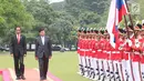 Presiden Joko Widodo (Jokowi) mendampingi PM Republik Demokratik Rakyat, Laos Thongloun Sisoulith melakukan pemeriksaan pasukan kehormatan pada upacara kenegaraan di Istana Kepresidenan Bogor, Jawa Barat, Kamis (12/10). (Liputan6.com/Angga Yuniar)