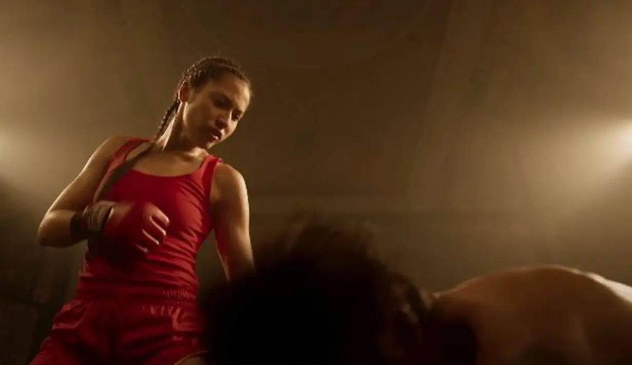 Alana (Pevita Pearce) dalam aksinya menggunakan kostum superhero Sri Asih. Trailer resminya yang berdurasi 2 menit 37 detik menampilkan kisah singkat karakter Sri Asih merupakan petinju perempuan yang sering bertarung melawan petinju laki-laki dalam ring tinju. (Instagram/@sriasihmovie.official)
