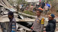 Aparat kepolisian bersama tim SAR gabungan dan warga setempat membantu mengevakuasi korban terdampak longsor yang menimpa bangunan di kawasan wisata HeHa Waterfall Puncak, Cisarua, Bogor, Senin 11 Maret 2024. (Foto: Istimewa)