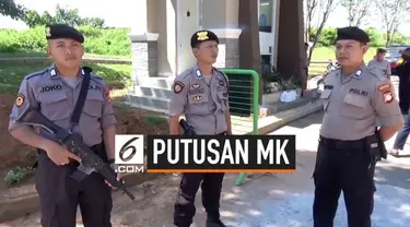 Seiring berjalannya sidang sengketa Pilpers di Mahkamah Konstitusi (MK), rumah Wakil Ketua MK Prof. Aswanto, dijaga ketat aparat kepolisian di Jalan Tun Abd Razak, tepatnya di Cluster Golden Garnet, Kabupaten Gowa, Sulawesi Selatan.