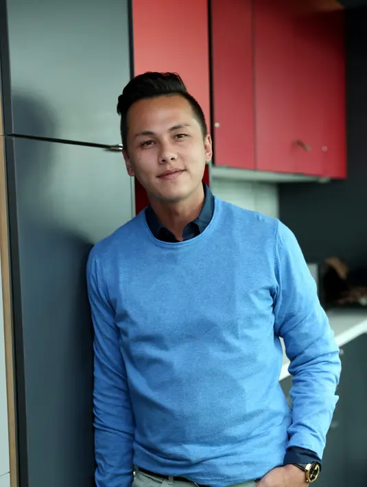 Andhika bersyukur dibantu Rika Roeslan dalam melakukan take vokal. Setidaknya dia jadi tahu apa yang harus dilakukan sebelum suaranya direkam.  (Andy Masela/Bintang.com)