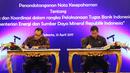 Agus Martowardojo dan Ignasius Jonan saat menandatangani perjanjian kerjasama di Jakarta, Kamis (13/4). Kerja sama juga untuk penerapan Gerakan Nasional Non Tunai (GNNT) untuk layanan keuangan di lingkup Kementerian ESDM. (Liputan6.com/Angga Yuniar)