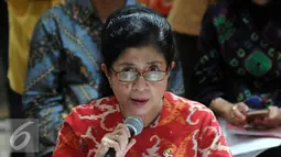 Menkes, Nila F Moeloek memberikan keterangan pers terkait vaksin palsu di Jakarta, Selasa (19/7). Pemerintah melalui Kemenkes tengah memberikan vaksinasi atau imunisasi ulang bagi anak yang terindikasi terpapar vaksin palsu. (Liputan6.com/Helmi Afandi)