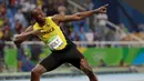 Pelari Jamaika, Usain Bolt, meraih medali emas pada nomor 200 meter Olimpiade Rio de Janiero 2016, Kamis (18/8/2016) atau Jumat pagi WIB. (AP Photo/David J. Phillip)