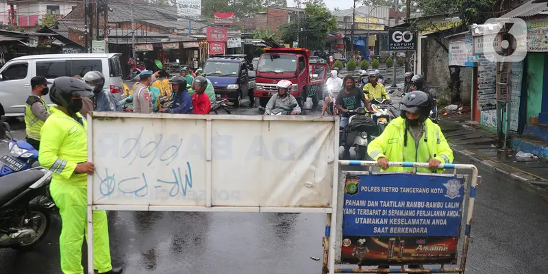Polisi Putar Balik Pengendara Akibat Banjir di Jalan Hasyim Ashari Tangerang