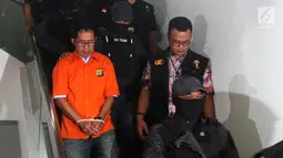 Mantan Plt Ketua PSSI Joko Driyono (kiri) saat diserahkan kepada Kejaksaan Agung di Polda  Metro Jaya, Jakarta, Jumat (12/4). Selain Joko Driyono, Satgas Antimafia Bola juga menyerahkan barang bukti kasus pengaturan skor kepada Kejaksaan Agung. (merdeka.com/Imam Buhori)