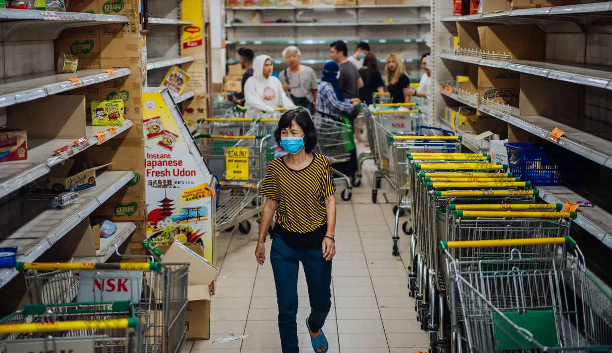 Warga berbelanja di sebuah supermarket di Kuala Lumpur, Malaysia, Selasa (17/3/2020). Malaysia memberlakukan kebijakan restriktif komprehensif termasuk menutup toko-toko dan sekolah-sekolah serta menerapkan larangan perjalanan dalam upaya membatasi penyebaran virus corona COVID-19. (Xinhua/Zhu Wei)
