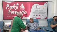 Donor darah serentak Kolaborasi Komunitas Indonesia Timur Area (Kolaborasi KITA) d Surabaya. (Dian Kurniawan/Liputan6.com)