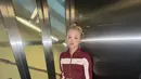 Gemasnya gaya Rose BLACKPINK pakai cropped jacket bernuansa merah dengan rok celana mini hitam, kaus kaki tinggi putih, dan sepatu cokelat. [Foto: Instagram/roses_are_rosie]