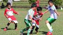 Anak-anak usia di bawah 12 tahun dari Imran Soccer Academy (merah) sedang berlatih tanding dengan anak-anak dari SSB Ricky Yakobi. (Bolacom/Arief Bagus)