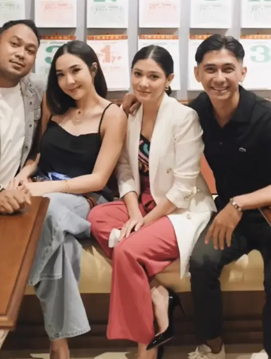 Gisel mengenakan atasan hitam dan celana denim, sedangkan Naysilla mengenakan blazer putih dan celana merahnya. @gisel_la