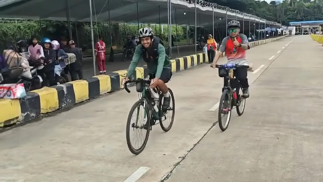 Riko dan Rizal, dua pemudik asal Serang, Banten, yang nekat gowes ke kampung halaman mereka di Kemiling, Bandar Lampung. Foto : (Istimewa).