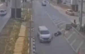 Sebuah rekaman CCTV memperlihatkan detik kecelakaan antara pengendara mobil dengan pengendara motor. Kecelakaan itu pun mengakibatkan pengendara motor jatuh tersungkur dan tewas usai dilindas oleh pengendara mobil (Istimewa)