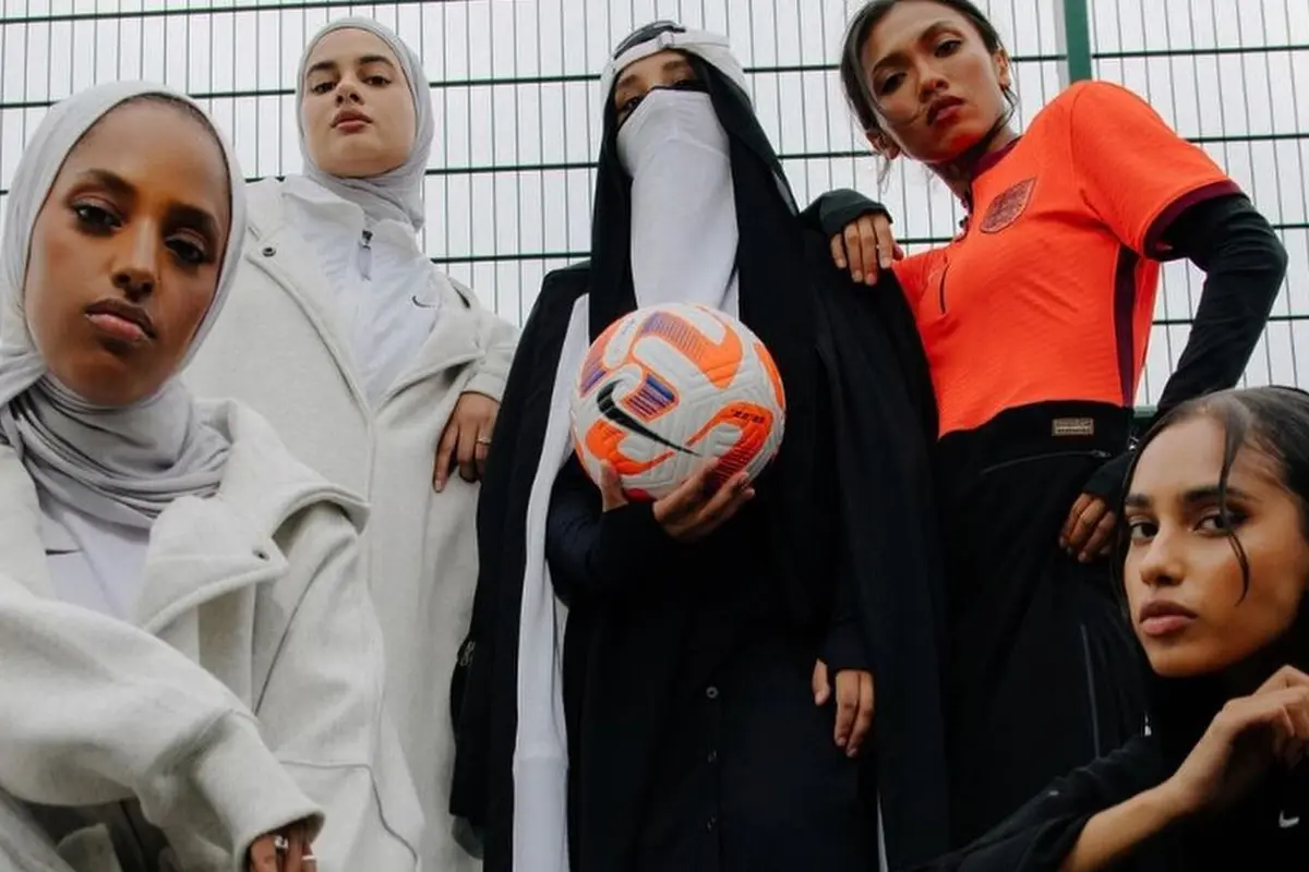 Nike Perdana Rilis Koleksi Niqab dan Abaya, Gandeng Desainer Muslim asal Inggris