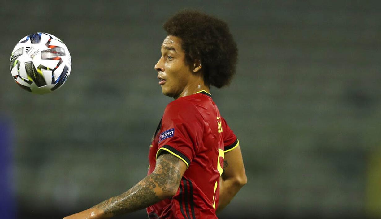 Pemain Belgia, Axel Witsel, saat melawan Islandia pada laga UEFA Nations League di Stadion King Baudouin, Rabu (9/9/2020). Belgia menang telak dengan skor 5-1. (AP/Francisco Seco)