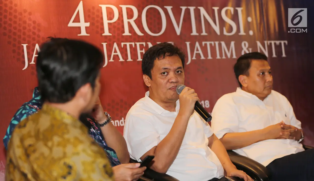 Politisi Partai Gerindra, Habiburokhman (tengah)  memberikan paparan pada survei elektabilitas Cagub dan Cawagub Pilkada 2018 di empat provinsi di Jabar, Jateng, Jatim dan NTT, Jumat, (22/6). (Liputan6.com/Fery Pradolo)