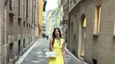Kesan look yang youthful juga modis diciptakan oleh Nia Ramadhani dalam agenda liburannya di Italia baru-baru ini. Ia tampil keren memadukan sleeveless top dan mini skirt warna kuning senada.  [@ramadhaniabakrie].